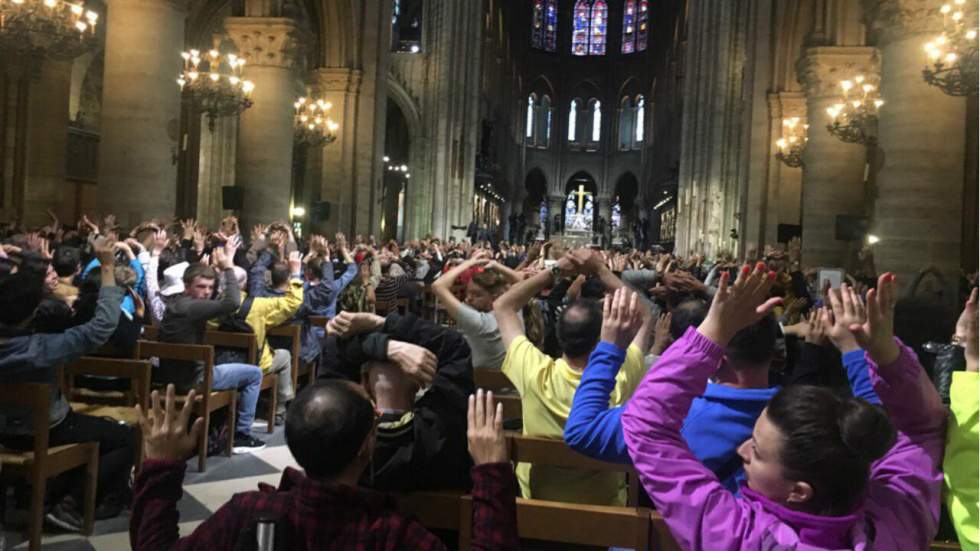 Des centaines de touristes ont été confinés dans la cathédrale Notre-Dame de Paris pendant l'attaque