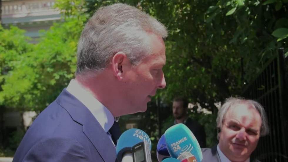 À Athènes, Bruno Le Maire se dit confiant avant un Eurogroupe crucial pour la Grèce