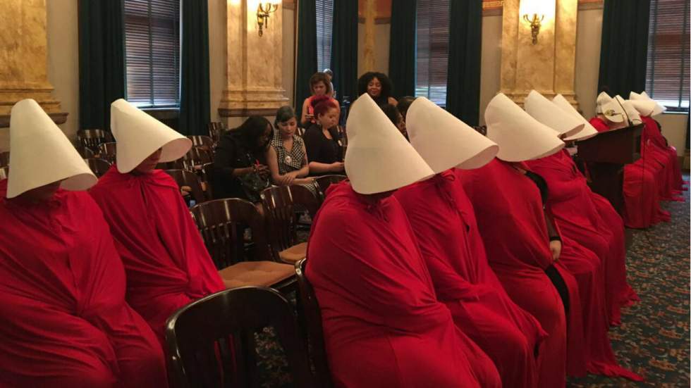 Des femmes déguisées en "Handmaid’s Tale" protestent contre les lois anti-IVG aux États-Unis