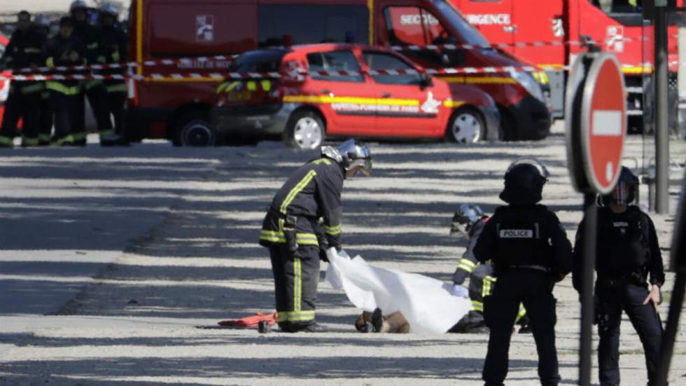 Tentative d'attentat sur les Champs-Élysées, l'assaillant décédé Tentative d'attentat sur les Champs-Élysées, l'assaillant décédé