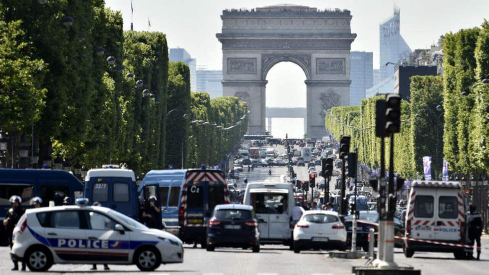 Des armes et des munitions retrouvées au domicile de l'assaillant des Champs-Élysées