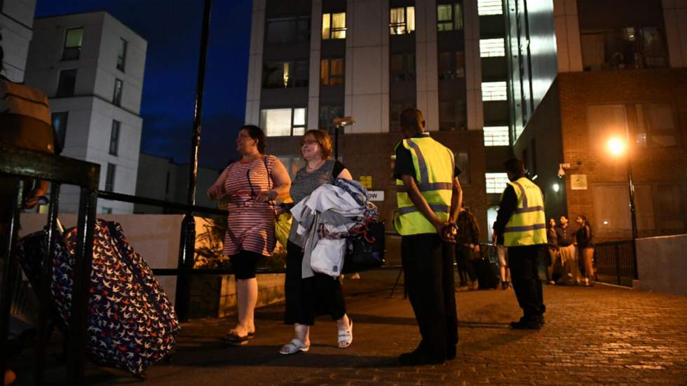 Londres : près de 800 familles évacuées par sécurité après l'incendie de la tour Grenfell