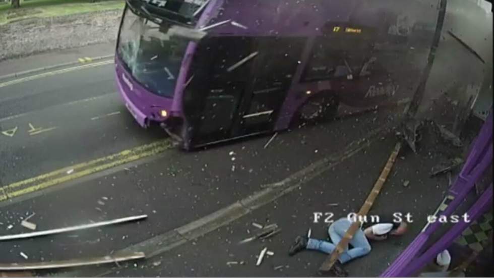 Cet homme aurait pu mourir écrasé par un bus fou, mais ce n'était pas son heure Cet homme aurait pu mourir écrasé par un bus fou, mais ce n'était pas son heure