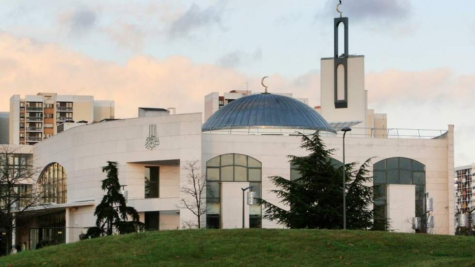 Un homme fonce sur une foule devant la mosquée de Créteil Un homme fonce sur une foule devant la mosquée de Créteil