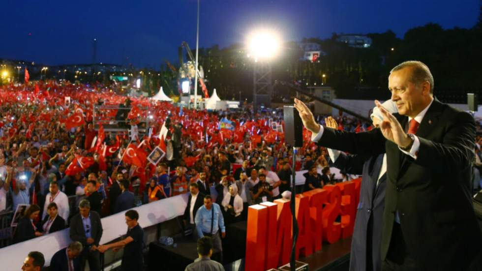 Turquie : un an après, Erdogan veut "arracher la tête" des putschistes
