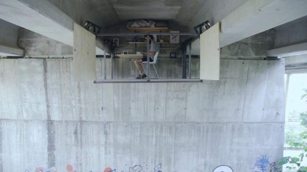 Un designer espagnol s'est construit un petit studio pénard sous l'autoroute Un designer espagnol s'est construit un petit studio pénard sous l'autoroute