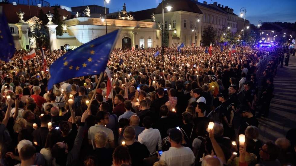 La Commission européenne demande à la Pologne de "suspendre" ses réformes judiciaires