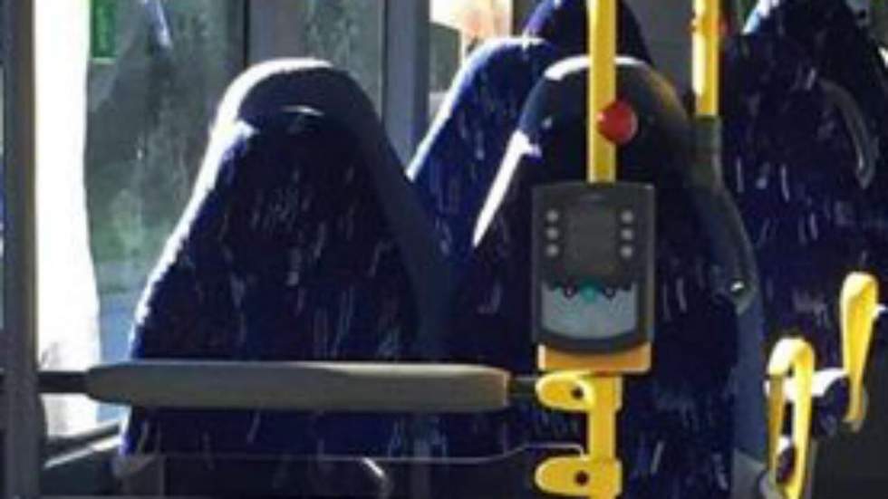 Des islamophobes norvégiens ont confondu des sièges de bus vides avec des femmes en burqa
