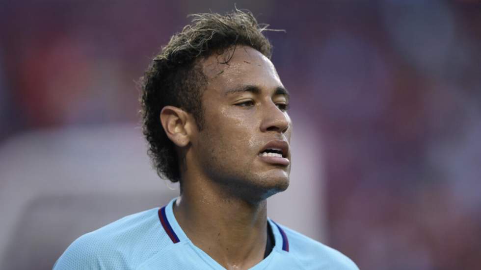 Transferts : la star brésilienne Neymar signe un contrat de cinq ans avec le PSG