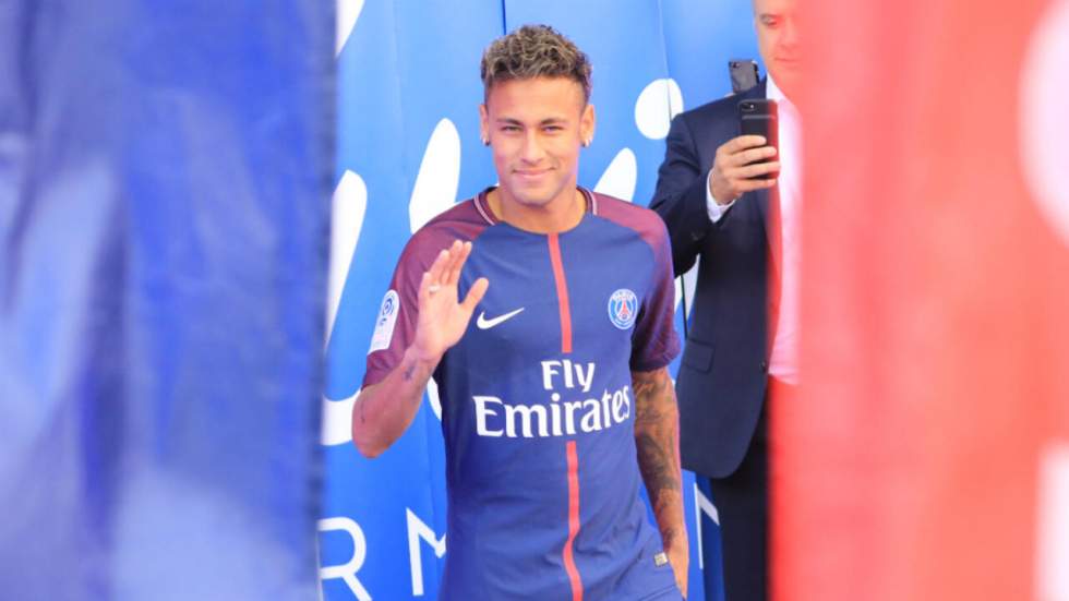 "Paris est magique" : la présentation en grande pompe de Neymar au PSG