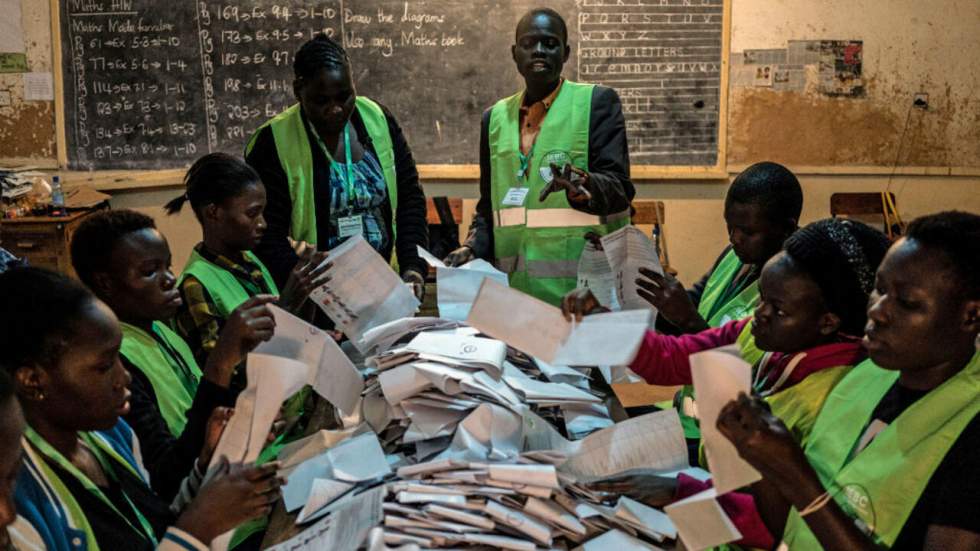 Les Kényans nombreux aux urnes, premiers résultats attendus mercredi