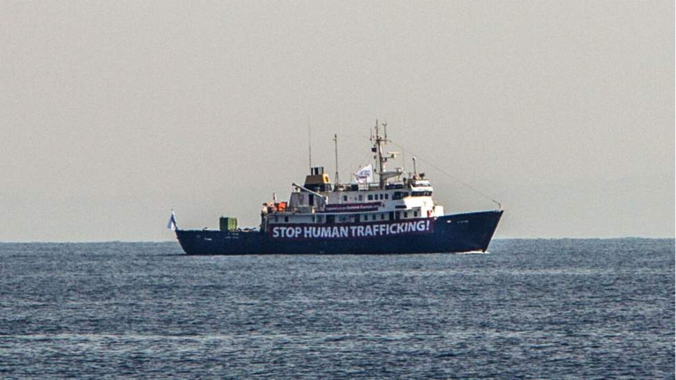 À l'arrêt, le navire anti-migrants C-Star refuse l'aide d'une ONG pro-réfugiés À l'arrêt, le navire anti-migrants C-Star refuse l'aide d'une ONG pro-réfugiés