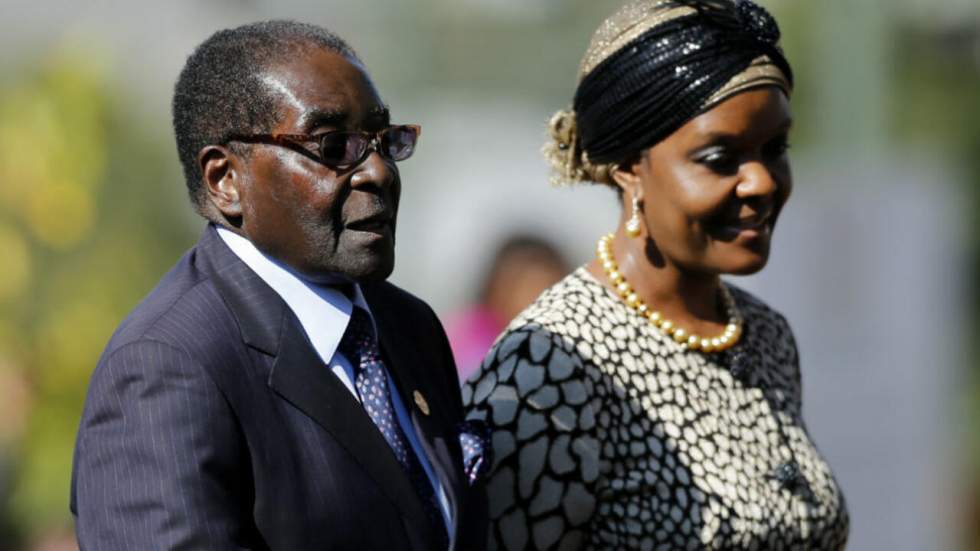 Poursuivie pour agression à Johannesburg, Grace Mugabe retourne au Zimbabwe Poursuivie pour agression à Johannesburg, Grace Mugabe retourne au Zimbabwe