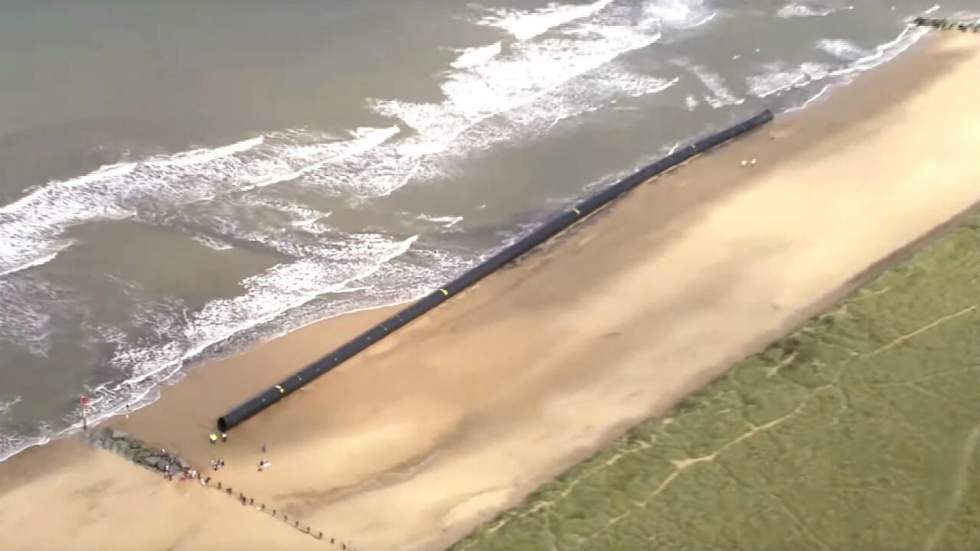 De gigantesques tuyaux perdus en mer se sont échoués sur une plage en Angleterre De gigantesques tuyaux perdus en mer se sont échoués sur une plage en Angleterre