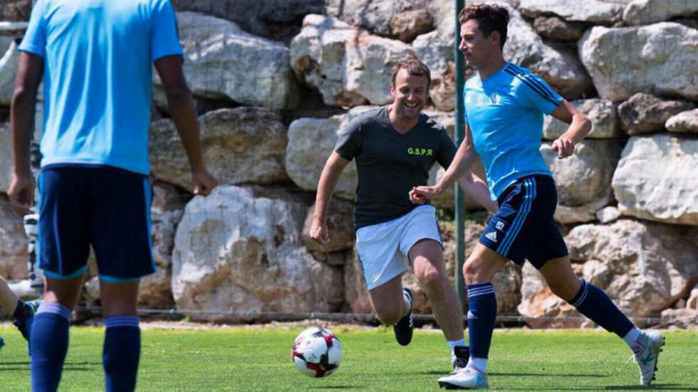 En vacances à Marseille, Macron tape la balle avec les joueurs de l'OM