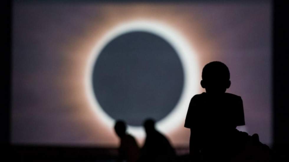 Des millions d'Américains attendent leur éclipse totale du soleil