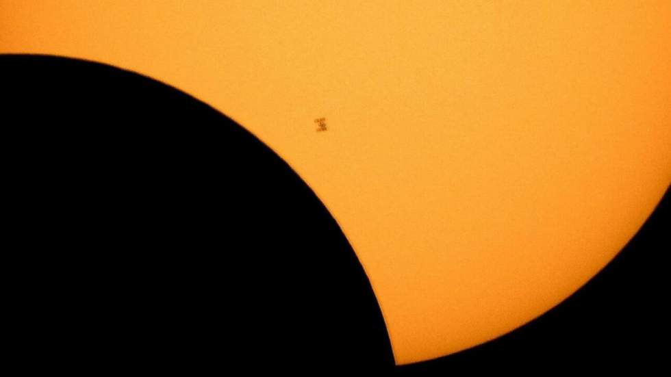 Telle une petite fourmi, la Station spatiale internationale a photobombé l’éclipse solaire