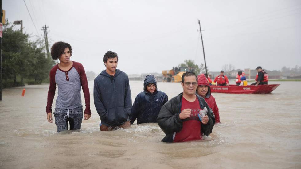 Tempête Harvey : l’eau continue de monter à Houston, Trump attendu au Texas