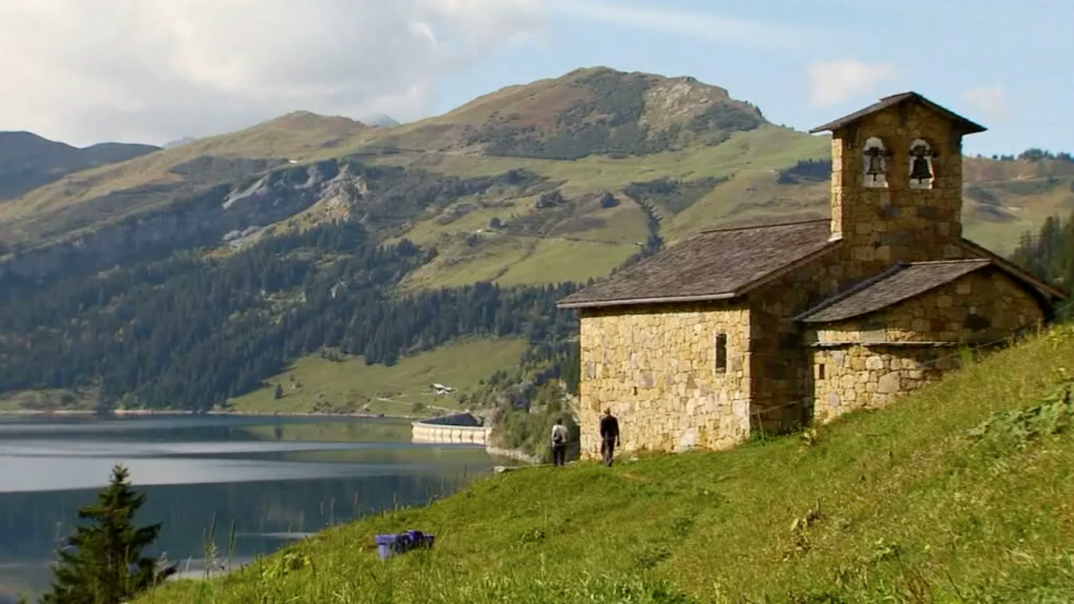 La route des Grandes Alpes, axe de passage et lieu de vie