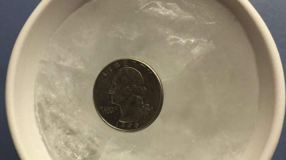 Lors d'un ouragan, mettre une pièce sur une tasse d'eau congelée peut vous aider Lors d'un ouragan, mettre une pièce sur une tasse d'eau congelée peut vous aider