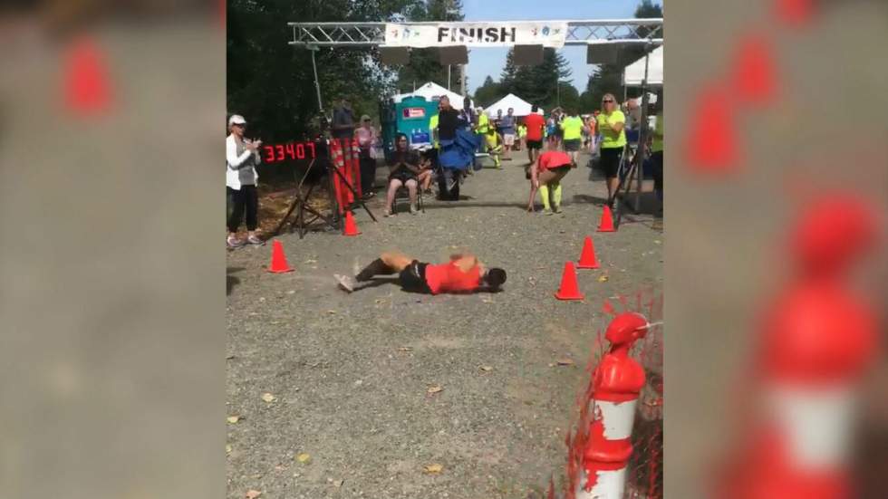 Assaillie par les crampes, elle a fini le marathon de Washington en se roulant par terre Assaillie par les crampes, elle a fini le marathon de Washington en se roulant par terre