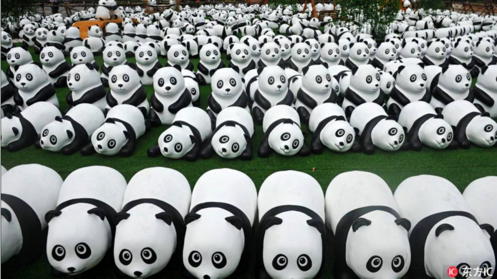 On n'arrive pas à savoir si cet amas de statues de pandas en Chine est mignon ou tout à fait terrorisant On n'arrive pas à savoir si cet amas de statues de pandas en Chine est mignon ou tout à fait terrorisant