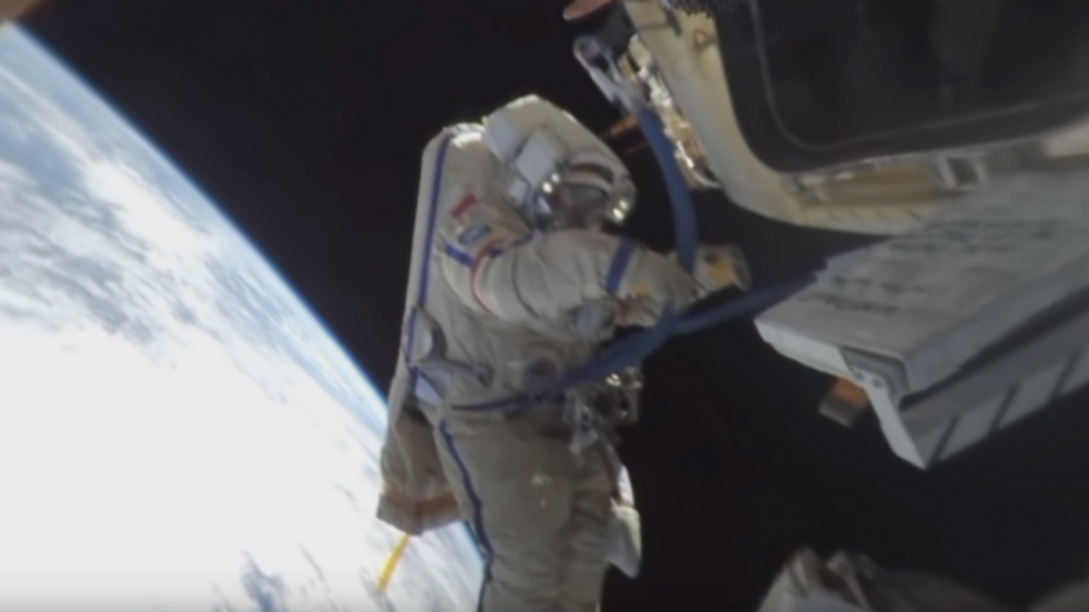 Des cosmonautes russes ont filmé pour la première fois une sortie dans l'espace en vidéo 360° Des cosmonautes russes ont filmé pour la première fois une sortie dans l'espace en vidéo 360°