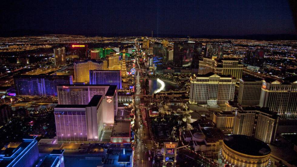 Le Strip de Las Vegas a été plongé dans le noir en hommage aux victimes de la fusillade Le Strip de Las Vegas a été plongé dans le noir en hommage aux victimes de la fusillade