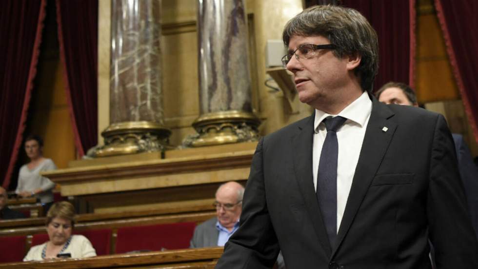 Puigdemont promet l'indépendance de la Catalogne mais tend la main à Madrid