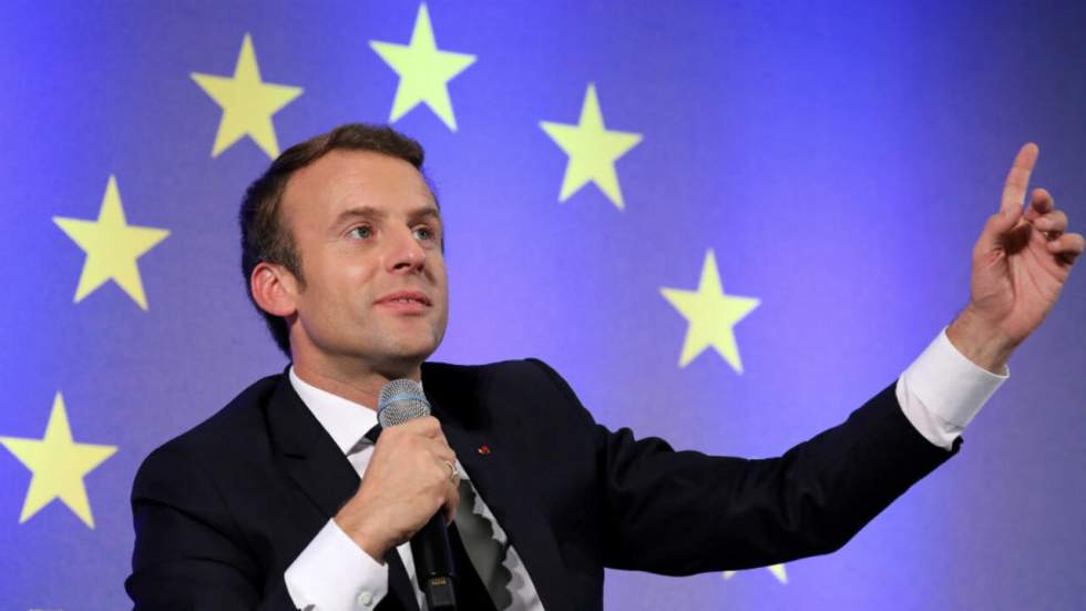 Drapeau européen : le torchon brûle entre Macron et Mélenchon Drapeau européen : le torchon brûle entre Macron et Mélenchon