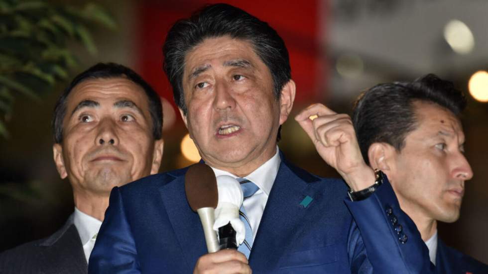 Législatives au Japon : le Premier ministre Shinzo Abe, un favori au bilan économique controversé