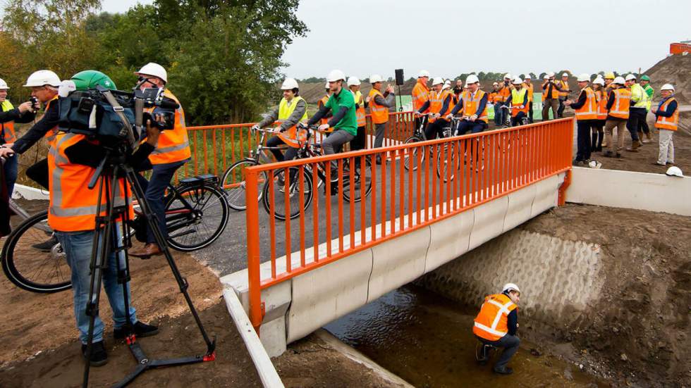 Aux Pays-Bas, les cyclistes roulent sur un pont en béton imprimé en 3D Aux Pays-Bas, les cyclistes roulent sur un pont en béton imprimé en 3D