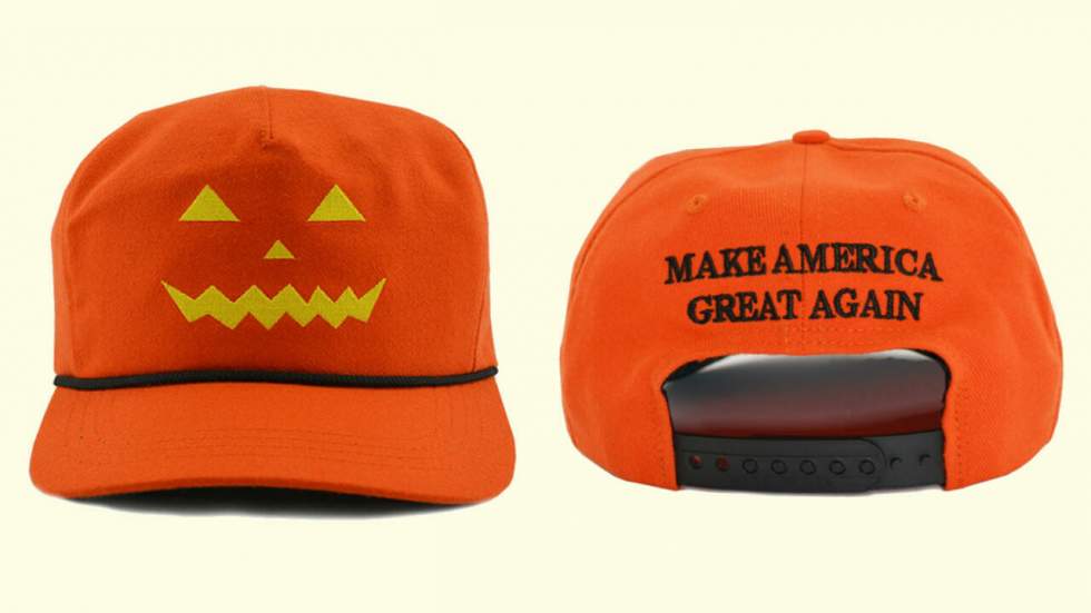 Trump sort une casquette "Make America Great Again" spéciale Halloween, puisque de toute façon plus rien n’a de sens