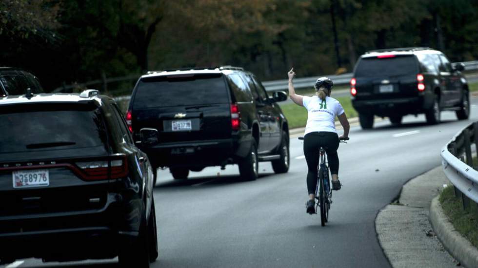 Cette cycliste doublée par le convoi de Donald Trump a adressé un message clair au président