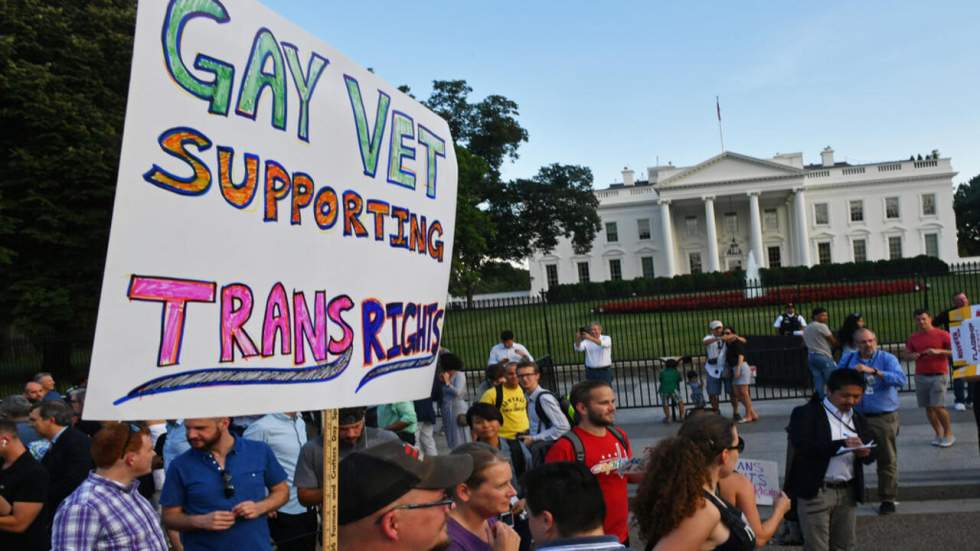 Interdiction des transgenres dans l'armée : la justice bloque la décision de Trump