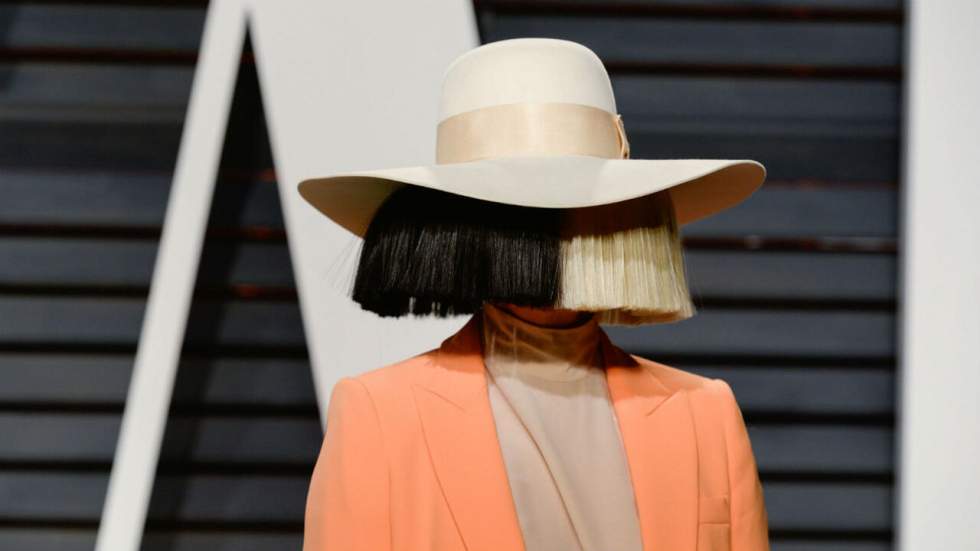 Sia, nue, prouve que les stars ont désormais le pouvoir de faire perdre de la valeur aux photos des paparazzi