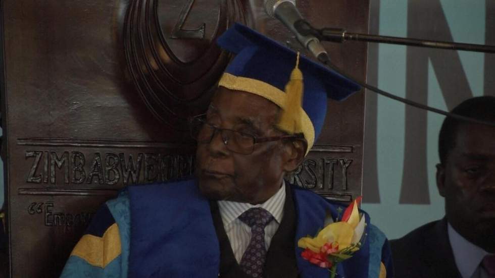 Zimbabwe : retenu par l'armée, Robert Mugabe préside tout de même une cérémonie Zimbabwe : retenu par l'armée, Robert Mugabe préside tout de même une cérémonie
