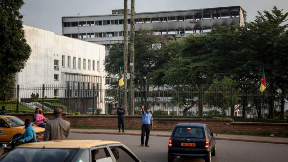 Un incendie spectaculaire ravage l’Assemblée nationale à Yaoundé