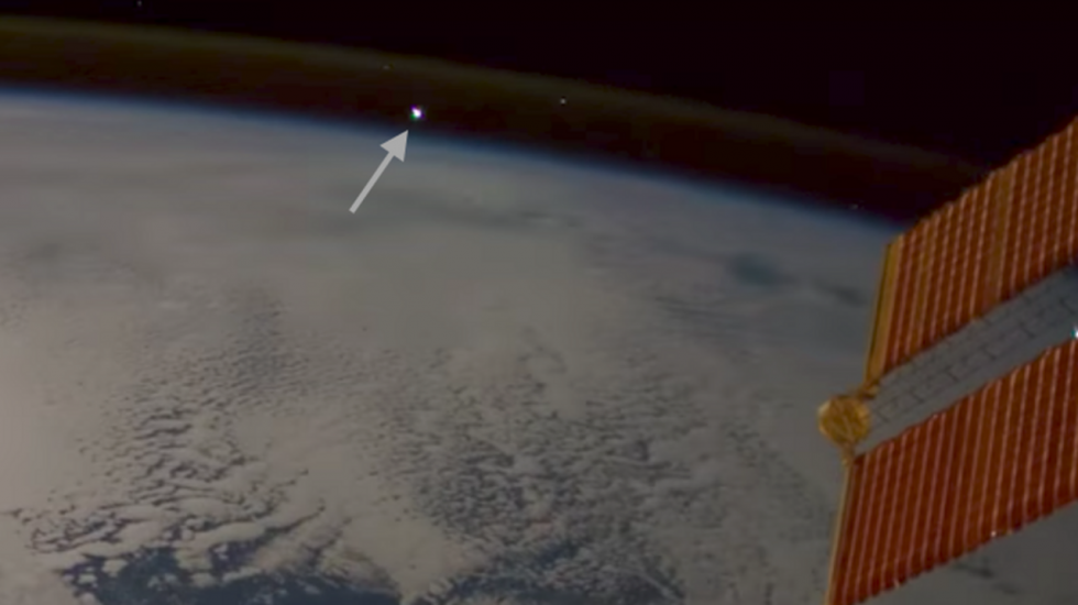 Une météorite a fait son entrée dans l'atmosphère près de l'ISS, laissant les astronautes faire un vœu Une météorite a fait son entrée dans l'atmosphère près de l'ISS, laissant les astronautes faire un vœu