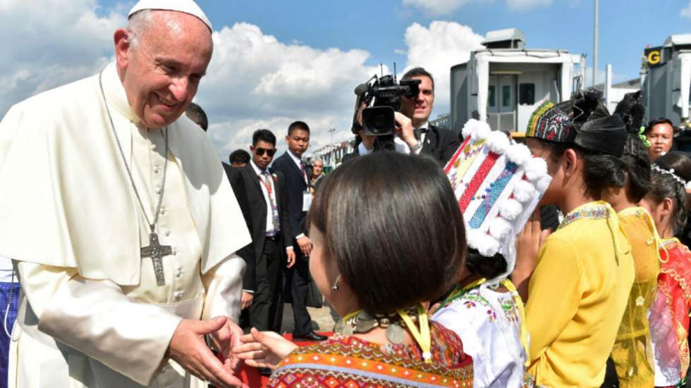 Le pape François entame une visite sensible en Birmanie