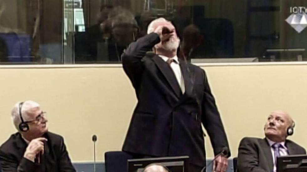TPIY : jugé pour crimes de guerre, le général croate Slobodan Praljak se suicide par ingestion de poison en pleine audience TPIY : jugé pour crimes de guerre, le général croate Slobodan Praljak se suicide par ingestion de poison en pleine audience