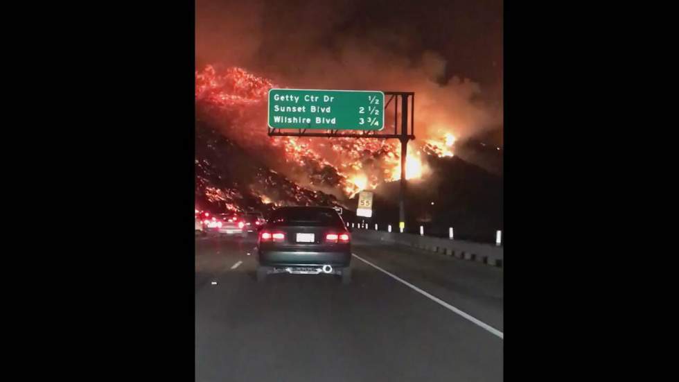 Cette vidéo d'incendie en Californie montre des voitures sur l'autoroute de l'Enfer