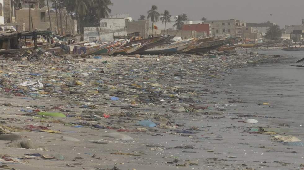 Au Sénégal, la presqu'île de Dakar menacée par la pollution marine Au Sénégal, la presqu'île de Dakar menacée par la pollution marine
