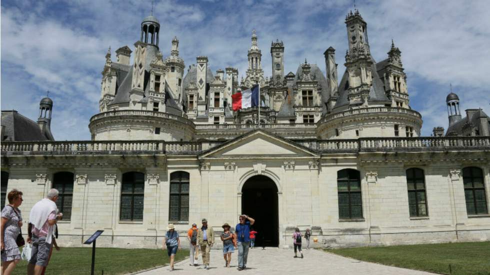 Le président Macron fête son anniversaire près du château de Chambord et crée la polémique