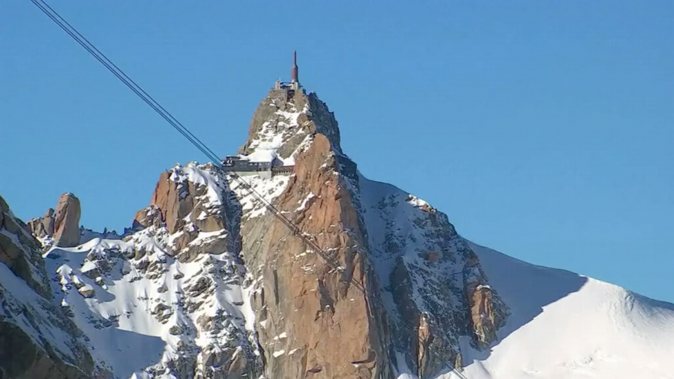 Le téléphérique de la pointe Helbronner : un balcon sur les géants des Alpes Le téléphérique de la pointe Helbronner : un balcon sur les géants des Alpes