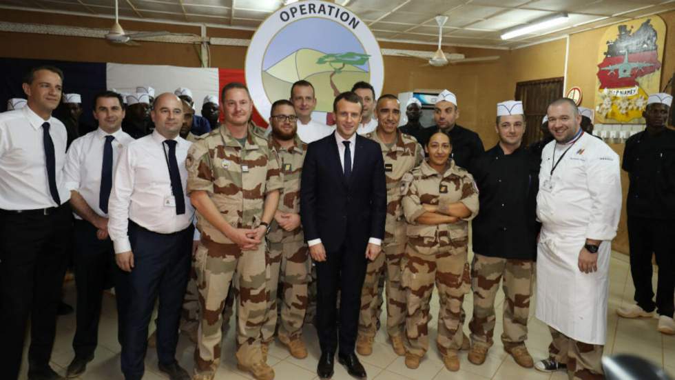 Emmanuel Macron réveillonne avant l'heure avec les troupes françaises au Niger