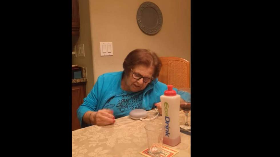 "Hey googoo" : cette grand-mère qui utilise un Google Home est beaucoup trop chou