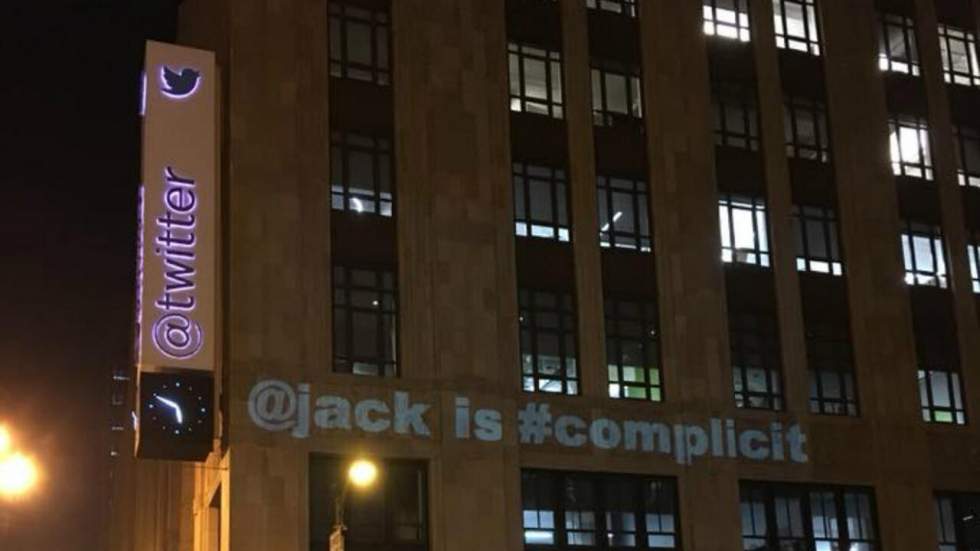 Des manifestants veulent que Donald Trump soit interdit de Twitter, mais ça risque d'être un peu compliqué Des manifestants veulent que Donald Trump soit interdit de Twitter, mais ça risque d'être un peu compliqué