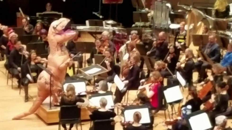Regarder un T-Rex orchestrer le thème de "Jurassic Park", un moment de satisfaction intense garanti Regarder un T-Rex orchestrer le thème de "Jurassic Park", un moment de satisfaction intense garanti