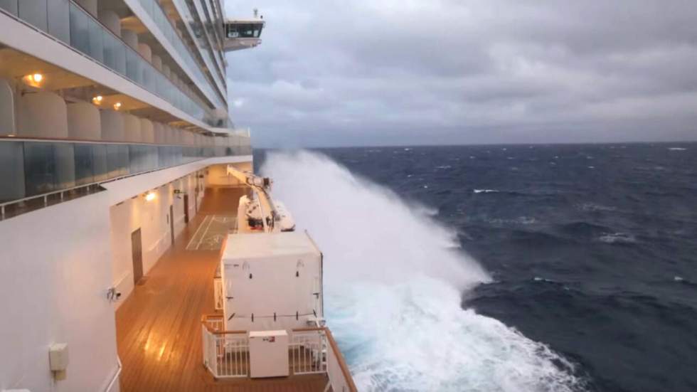 Un bateau de croisière a traversé la "bombe cyclonique" et c'était l'angoisse à bord